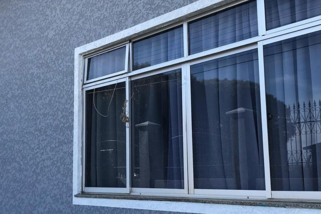 Detalhe técnico de amostra de grafiato e granilha para escolha de acabamento em obras de revestimento.