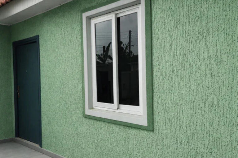 Detalhe técnico de aplicação de textura grafiatohidrorrepelente em muro externo de sobrado no bairro do Jardim Grimaldi.