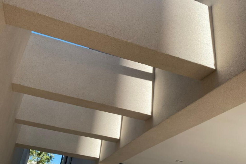 Vão Livre de sobrado moderno na Vila Industrial com acabamento em revestimento de pedras naturais da Big Texturas.