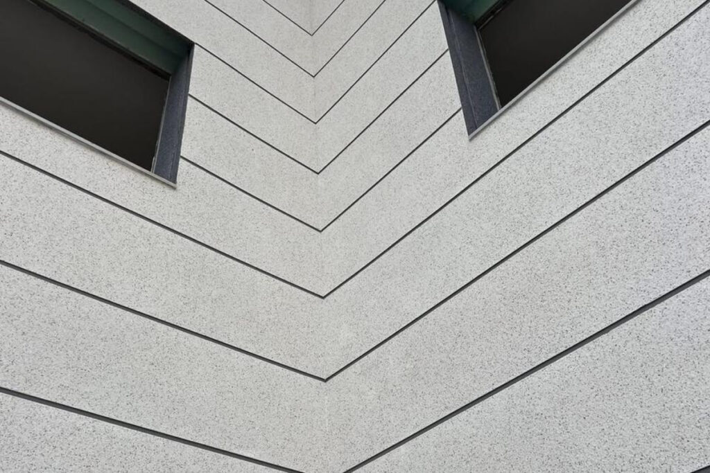 Restauração de fachada comercial no Ipiranga com acabamento em grafiato técnico e proteção acrílica da Big Texturas