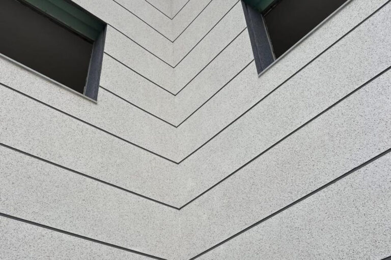 Restauração de fachada comercial no Ipiranga com acabamento em grafiato técnico e proteção acrílica da Big Texturas