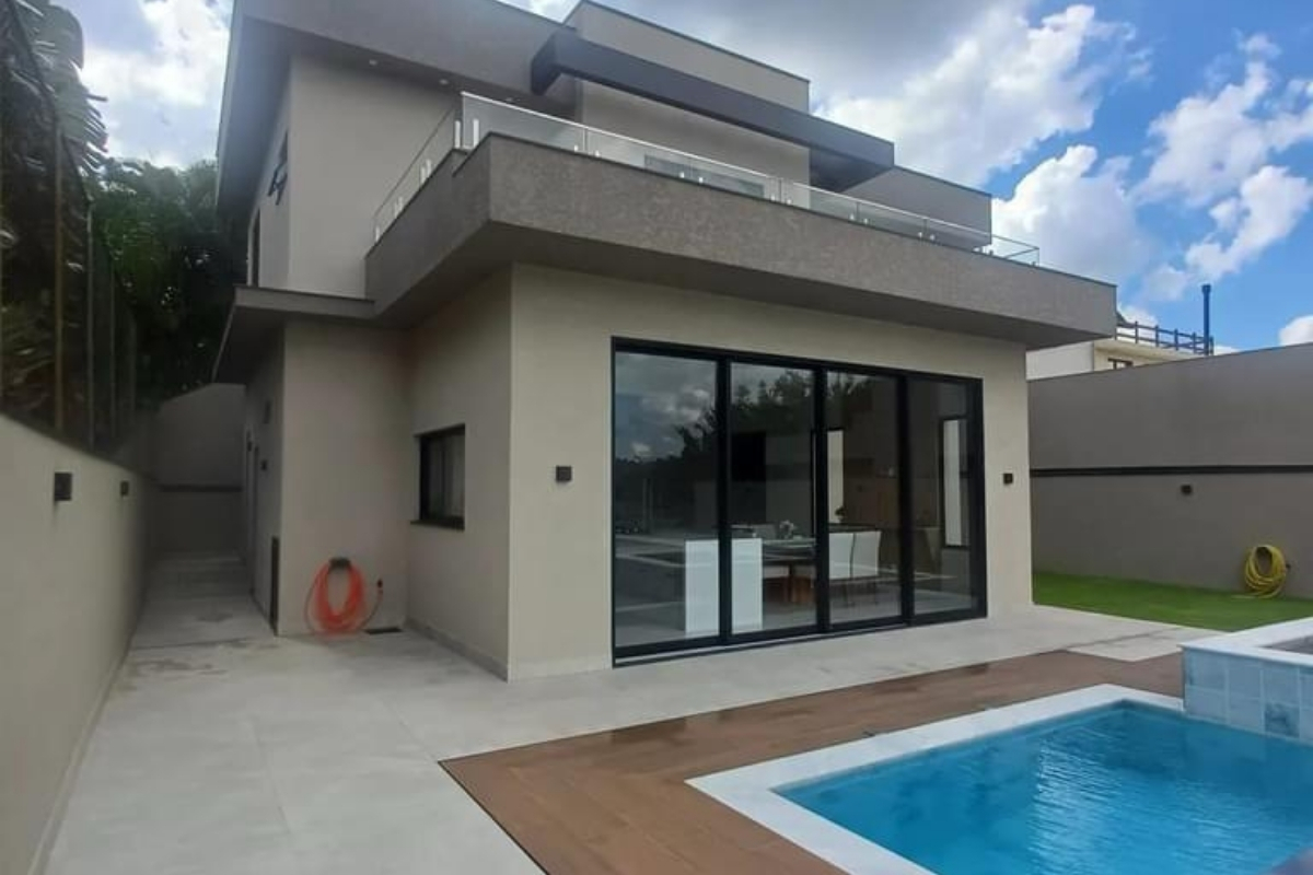 Detalhe técnico aproximado de aplicação de grafiato ranhurado e textura de parede em muro externo no bairro do Parque Santa Madalena.