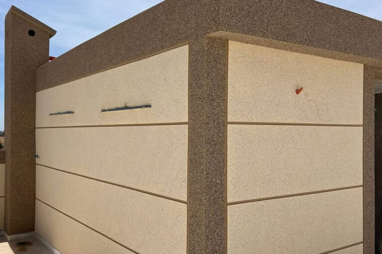 Detalhe técnico de aplicação de grafiato ranhurado em muro residencial no centro de Santo André.