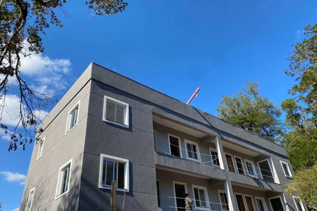 Fachada de sobrado tradicional na Vila Zelina com revestimento de pedras naturais granilha e proteção de resina acrílica da Big Texturas.
