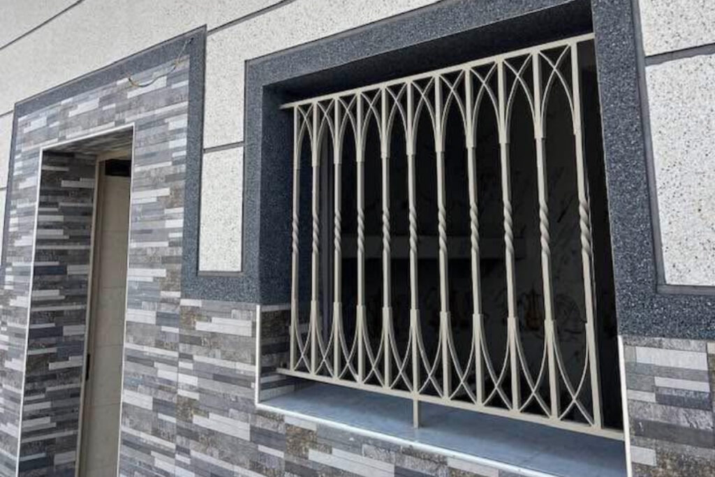 Detalhe técnico de revestimento de quartzo premium aplicado em coluna de hall de entrada residencial no bairro da Vila Mariana.