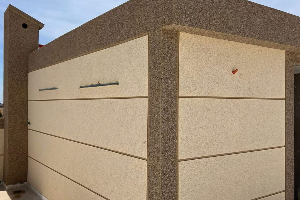 Detalhe técnico aproximado de amostra de revestimento de pedras naturais granilha e grafiato ranhurado para obras na Vila Formosa.