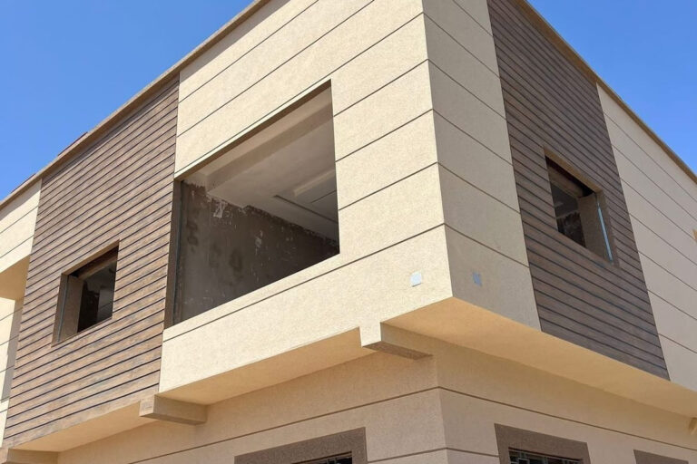 Fachada de imóvel residencial na Vila Prudente com acabamento em textura projetada e proteção de resina acrílica.