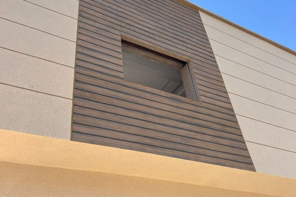 Acabamento de textura grafiato em parede de apartamento de luxo na Vila Mariana com iluminação decorativa da Big Texturas.