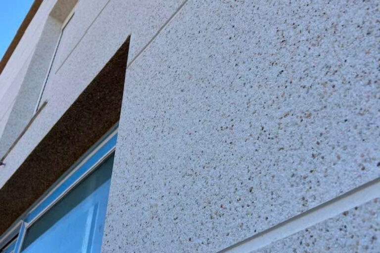 Fachada de imóvel residencial no Sapopemba com acabamento em textura projetada cinza e proteção de resina acrílica da Big Texturas.