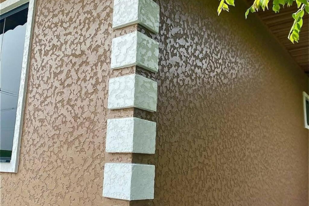 Fachada de sobrado residencial no Parque Santa Madalena com aplicação de textura projetada e proteção da Big Texturas.