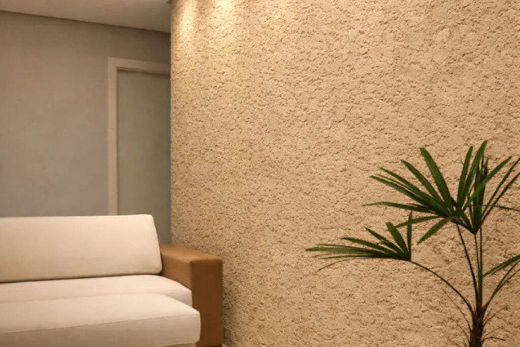 Parede de imóvel residencial no Jardim Grimaldi com acabamento em grafiato bege e proteção de resina acrílica da Big Texturas