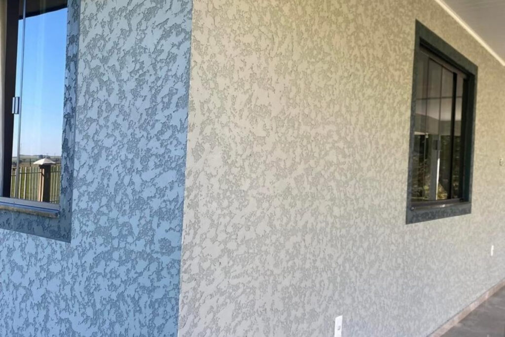 Parede de imóvel residencial na Vila Alpina com acabamento em textura projetada e proteção de resina acrílica da Big Texturas.