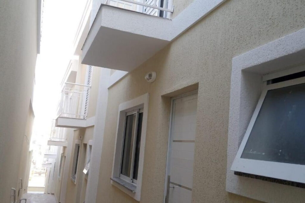 Fachada de imóvel residencial no bairro Barcelona em São Caetano do Sul com aplicação de grafiato areia e acabamento técnico da Big Texturas.