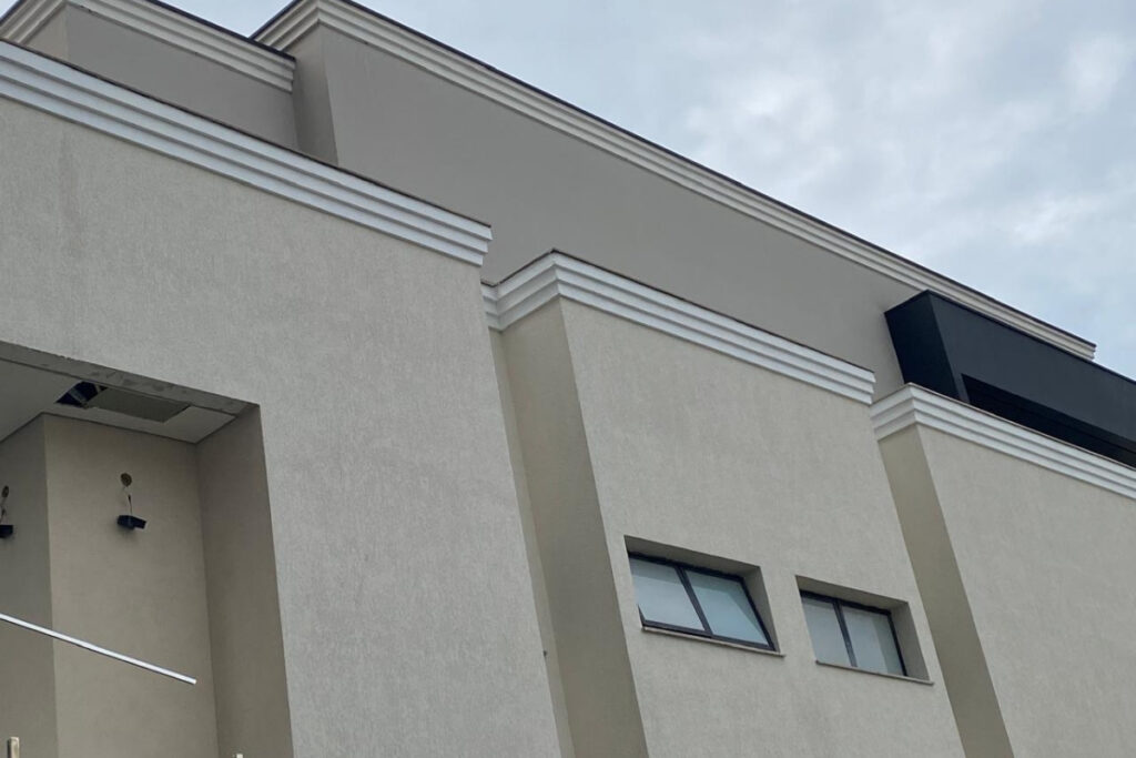 Detalhe técnico de aplicação de textura granfino hidrorrepelente em muro externo de residência na Vila Alpina.