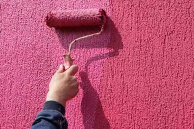 Detalhe técnico de aplicação de textura hidrorrepelente em muro externo de condomínio na região de Heliópolis