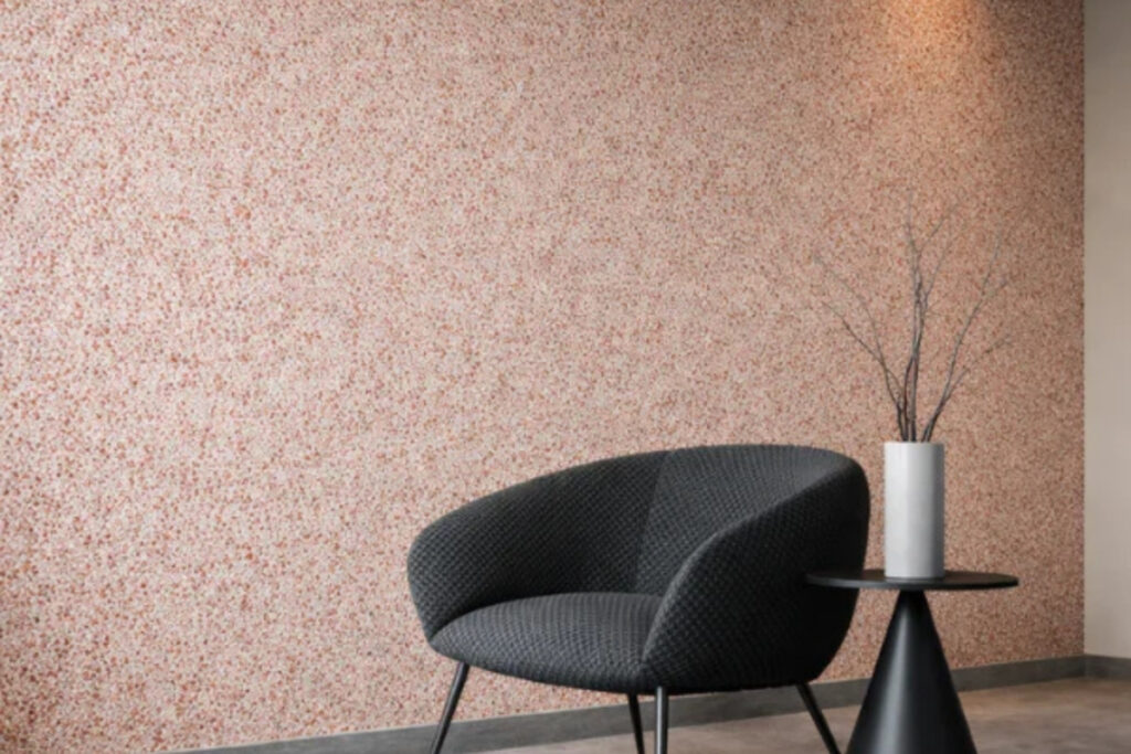 Revestimento de pedras moídas naturais aplicado em muro de destaque residencial em São Mateus pela Big Texturas.
