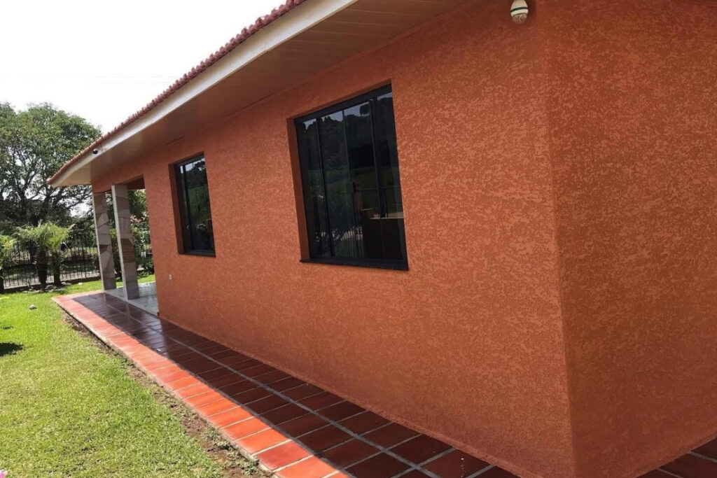 Detalhe aproximado de textura projetada hidrorrepelente aplicada em parede externa de uma casa no bairro da Vila Califórnia.